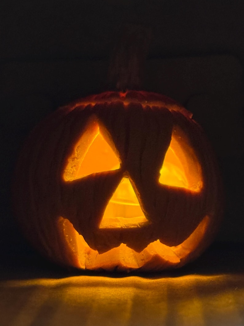 Casa delle bambole in miniatura, zucca di Halloween, decorazioni per casa delle bambole, casa delle bambole infestata, cibo di Halloween in miniatura, mini decorazioni autunnali Happy with Light