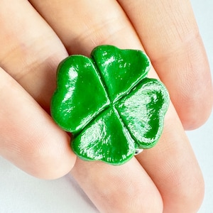 4 Kleeblatt Brosche, St Patrick&#39;s Day Schmuck, Kleeblatt Pin, St Pattys Day, Kleeblatt, Glücksbringer, grünes Polymer Clay