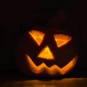 Casa delle bambole in miniatura, zucca di Halloween, decorazioni per casa delle bambole, casa delle bambole infestata, cibo di Halloween in miniatura, mini decorazioni autunnali Angry with Light