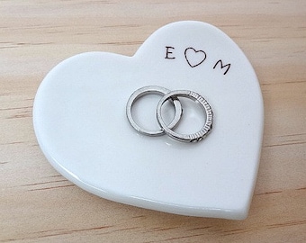 Personalisierte Ringschale. Weißes Porzellan Keramikherz. Perfekt für Hochzeitskissen Alternative. Geschenk zur Hochzeit oder Verlobung.