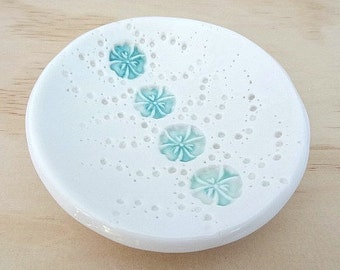 Ceramic ring dish with mint flowers. Ring holder, jewellery holder, ring bowl. Mint porcelain dish. Engagement or wedding gift.