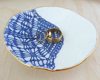 Marine und gold Keramik Ring Schale mit Spitze Aufdruck. Porzellan-Ring-Halter. Hochzeit Ringkissen, Schmuckhalter. Verlobung oder Hochzeitsgeschenk