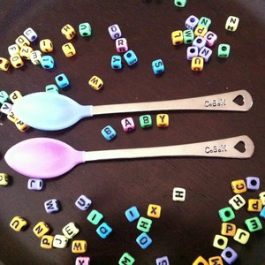 Dos personalizada cucharas bebé personalizado - cuchara Repurposed mano vintage estampado
