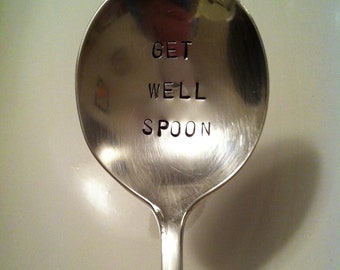 Puede incluir: Una cuchara de plata con las palabras "Get Well Spoon" grabadas en el cuenco.