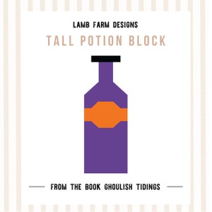 Könnte beinhalten: Eine violette Zaubertrankflasche mit einem orangefarbenen Etikett. Die Flasche hat einen schwarzen Deckel und ist mit "Tall Potion Block" aus dem Buch "Ghoulish Tidings" beschriftet.