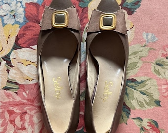 Vintage Women's Selby Leather Taupe Low Heel Gold Buckle Ferragamo style 7.5 AA