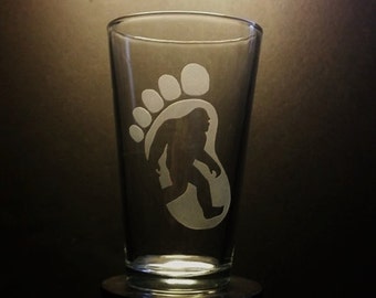 Bigfoot Foot Print Glass, Etched Pint Glass, Christmas Gift, Beer Gift, Funny Christmas Gift, Big Foot Glass, Sasquatch Funny