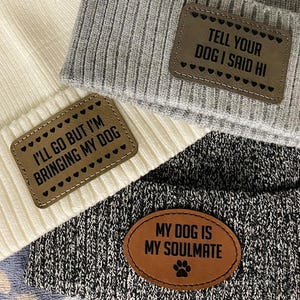 Czapka Beanie Dog Love: naszywka ze skóry ekologicznej grawerowana laserowo