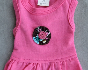 Robe d’animal de compagnie de réservoir rose avec le détail de bouton de Yoyo et de glitter