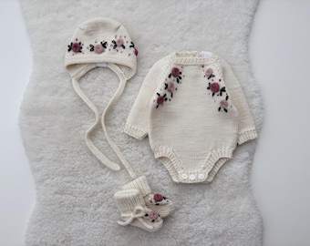 Set of 3 - Long sleeve romper, bonnet and booties - Baby girl - Photo props - Baby girl flower set - Baby girl outfits - Knitted baby set