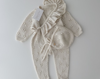 Completo per neonati in lana merino – Tutina con volant color crema e cuffia