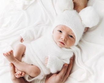 Set of 2 - Romper and Pom Pom bonnet - Baby girl onesie - Baby girl outfit - Pom Pom - Newborn girl