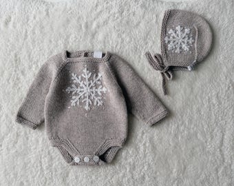 NEWBORN szie Merino Baby Romper and Bonnet Set – Snowflake Embroidery