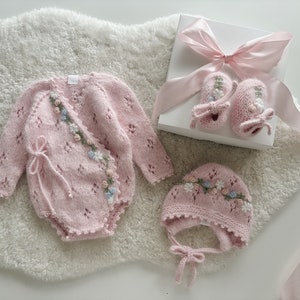 Set di 3 Set di stivaletti con cappellino e pagliaccetto per bambina Neonata Completo per bambina Set per neonato Set per ospedale Rosa immagine 4