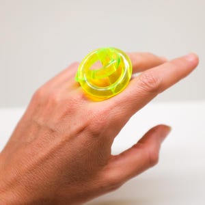 MONACO NEON Grüner Statement Knotenring - Lucite Ring | Acrylschmuck | Handgefertigt in Miami | 2024 Finalist für die Etsy Design Awards
