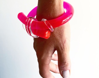 Brazalete de nudo acrílico rosa NUDO hecho a mano - Joyería rosa hecha en Miami