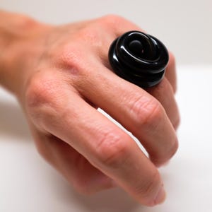 Black Acrylic Knot Ring: Handcrafted Contemporary Artowear
