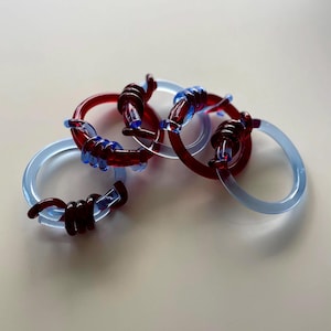 Pulsera con nudo de tartán rojo y azul de la colección PinkPantheress - Exclusiva del festival de Etsy imagen 5