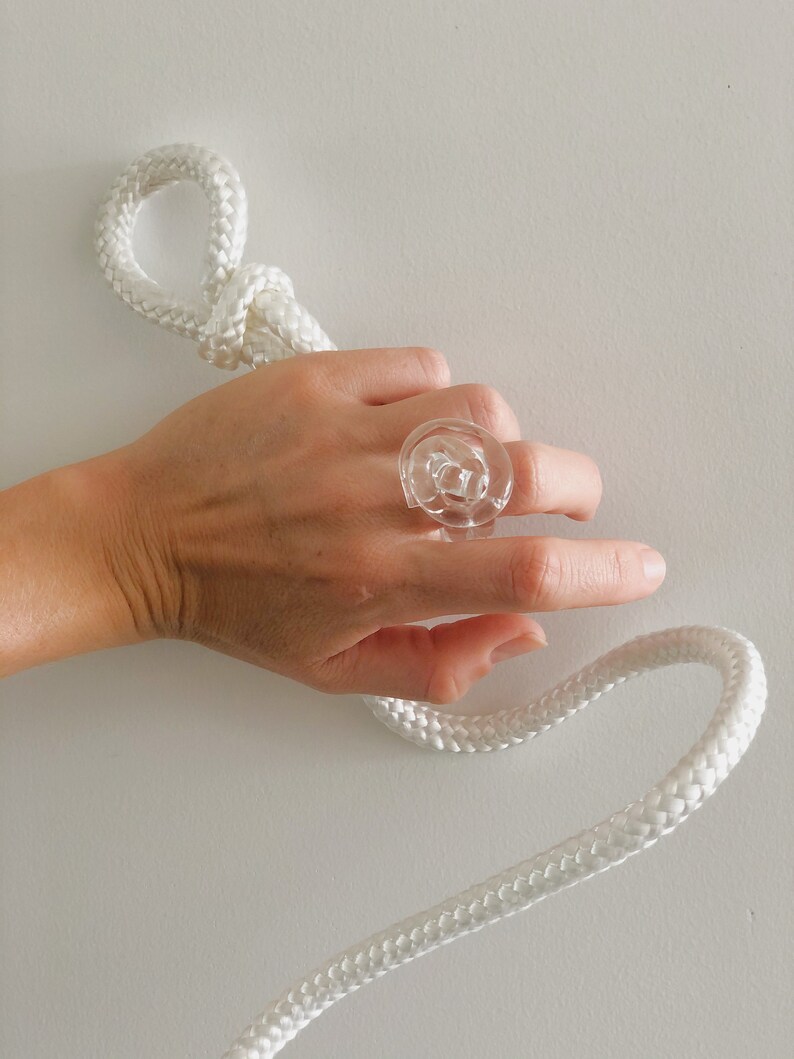 Anillo Transparente LUCITE Nudo Ring Statement Ring Contemporary Ring Acrylic Ring Acrylic Clear Ring Clear Ring Clear Acrylic Ring