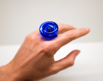 Anillo de nudo acrílico de lucita azul MONACO: joyería llamativa, hecha a mano en Miami