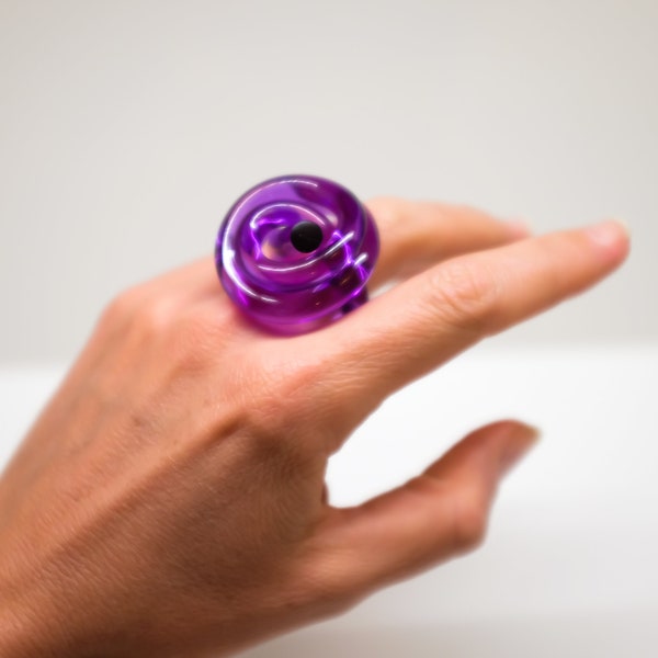 Anillo de Lucite MONACO morado: una joya de acrílico llamativa y llamativa, hecha a mano en Miami.