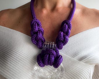 Collar con nudo náutico de lucita color púrpura de Capraia