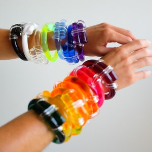 KNOT BANGLE – Signature Nudo Bracelet in 14 Colors & 7 Sizes | Handcrafted Acrylic Jewelry by Chofa