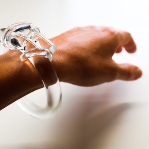 CLEAR KNOT Bangle – Transparent Sculptural Statement Bracelet | Nudo Lucite Bangle by Chofa Jewelry in 7 Sizes