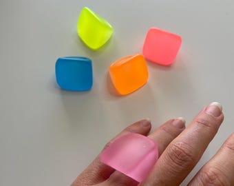 Anillo cuadrado de resina hecho a mano: joyería fluorescente y llamativa.