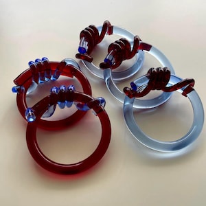Puede incluir: Un juego de tres tazas de cer&aacute;mica con un acabado mate moteado. Cada taza presenta un color diferente: azul claro, crema y gris. Las tazas tienen un dise&ntilde;o simple y moderno con una forma redondeada y un asa c&oacute;moda.