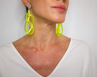 Pendientes esculturales de nudo de lucita COURMAYEUR: estilo neón alpino, hechos a mano en Miami