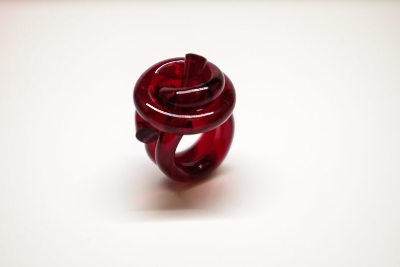 Nudo RED KNOT RING, Acrylic Ring, Acrylic Knot Ring, Red Ring, Acrylic Red Ring, Statement Ring, Contemporary Ring, Red Acrylic Ring image 2