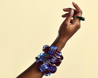 Bransoletka z węzłem w kratę tartanową w kolorze czerwonym i niebieskim z kolekcji PinkPantheress – ekskluzywna na festiwalu Etsy