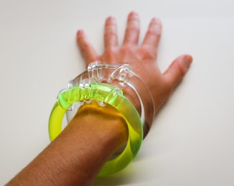 Brazalete acrílico KNOT translúcido: pulsera de lucita hecha a mano