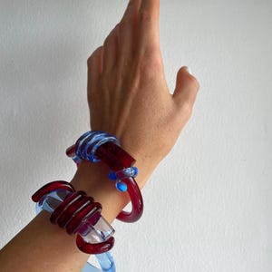 Pulsera con nudo de tartán rojo y azul de la colección PinkPantheress - Exclusiva del festival de Etsy imagen 3