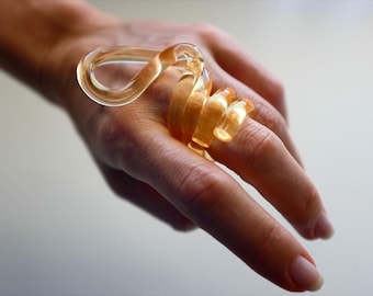 Anillo GORRITI de lucita color champán: joyería artística acrílica escultural hecha a mano