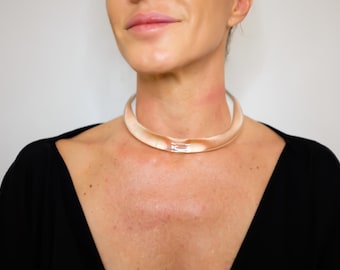 Gargantilla JULIETTE de Lucite: joyería minimalista de acrílico hecha a mano.