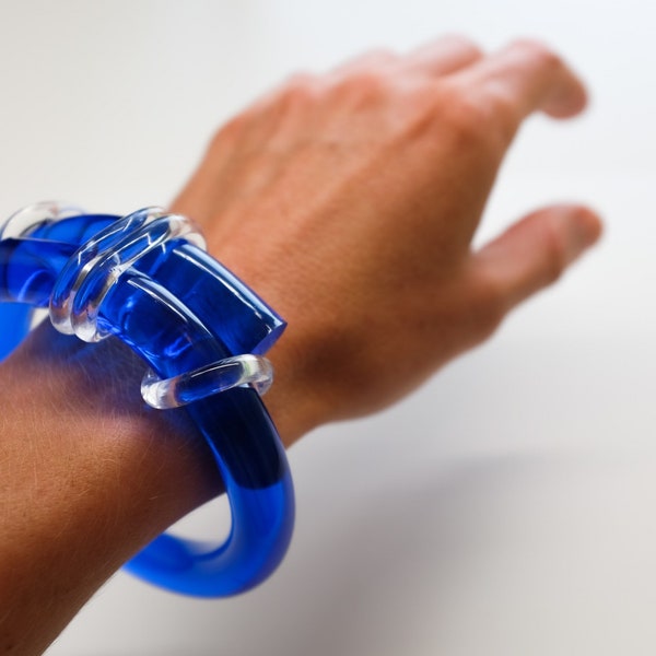 DARKBLUE KNOT BRACELET, Acrylic Knot Bracelet, Lucite Bracelet, Lucite Bangle, Dark Blue Bracelet, Dark Blue Bangle, Dark Blue Jewelry