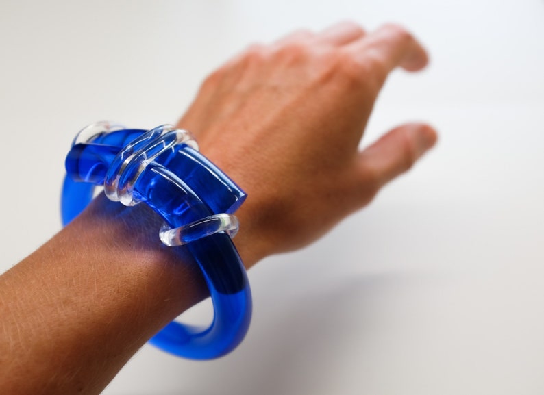 DARKBLUE KNOT BRACELET, Acrylic Knot Bracelet, Lucite Bracelet, Lucite Bangle, Dark Blue Bracelet, Dark Blue Bangle, Dark Blue Jewelry image 1