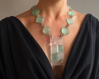 Collar de vidrio marino KOSICE: joyería geométrica con diseño llamativo de resina de lucita aguamarina