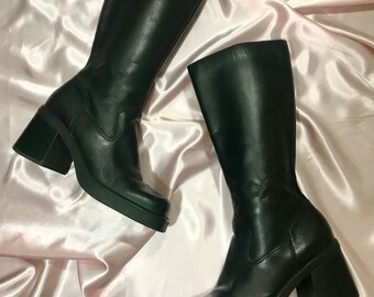 destroyer boots red