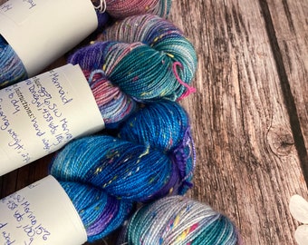 Fio Sereia | Fio mesclado de espessura fina em azul, verde-azulado, roxo e rosa para tricô, crochê e tecelagem.