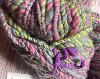 Handgesponnenes Garn aus grüner, violetter und grauer Wolle zum Stricken, Häkeln und Weben
