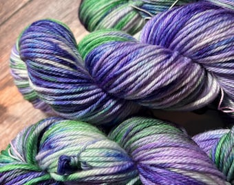 Jardín de Violetas / Hilo de estambre jaspeado morado y verde para tejer, hacer ganchillo y tejer en telar.