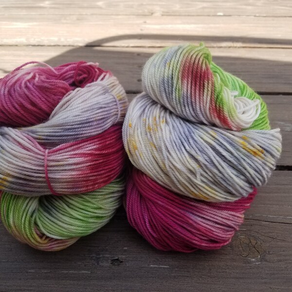 Hand geverfd Superwash Merino wol/Nylon in "Berijpte Poppies". Hand geverfd garen. Garens van wol. Sport gewicht garen.