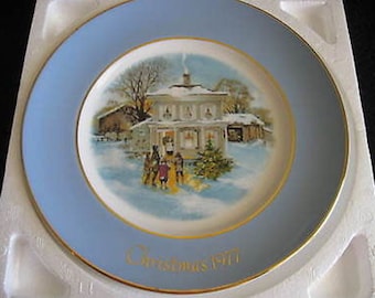 Avon Wedgewood Christmas Plate 1977 Carollers in the Snow Vintage CL14-2