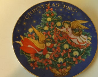 Avon Collector Plate 1995 Christmas Trimming the Tree CL12-1