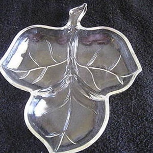 Glass Leaf Shaped Candy Nut Dish 6 1/2&quot; x 8&quot;Collectible Vintage  CL14-11