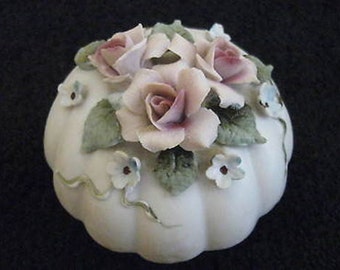 Vintage Trinket Box  2 3/4 &quot; Diameter  Porcelain Shell & Floral Design CL10-14
