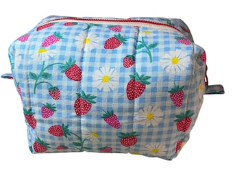 Ręcznie robiona kosmetyczka w kratkę gingham z truskawkami | Pudełkowa kosmetyczka | Urocza kosmetyczka podróżna | Prezent dla niej